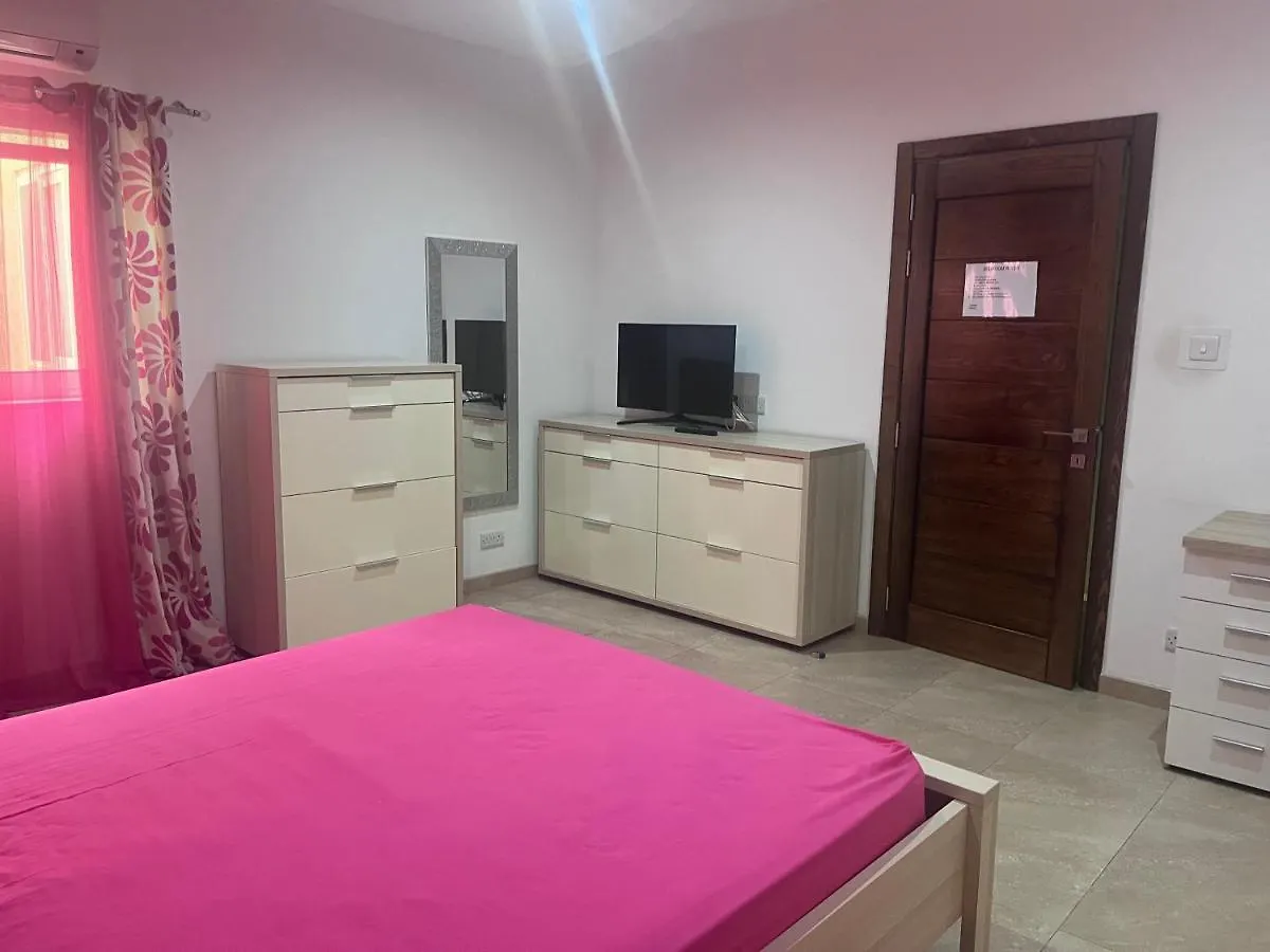 Pink Room Qormi 0*,  Malta
